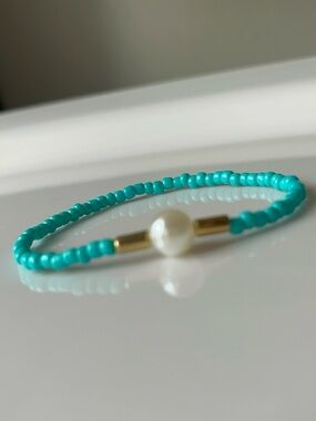 Turquoise Beaded Pearl Stretch Bracelet - Gold Accent